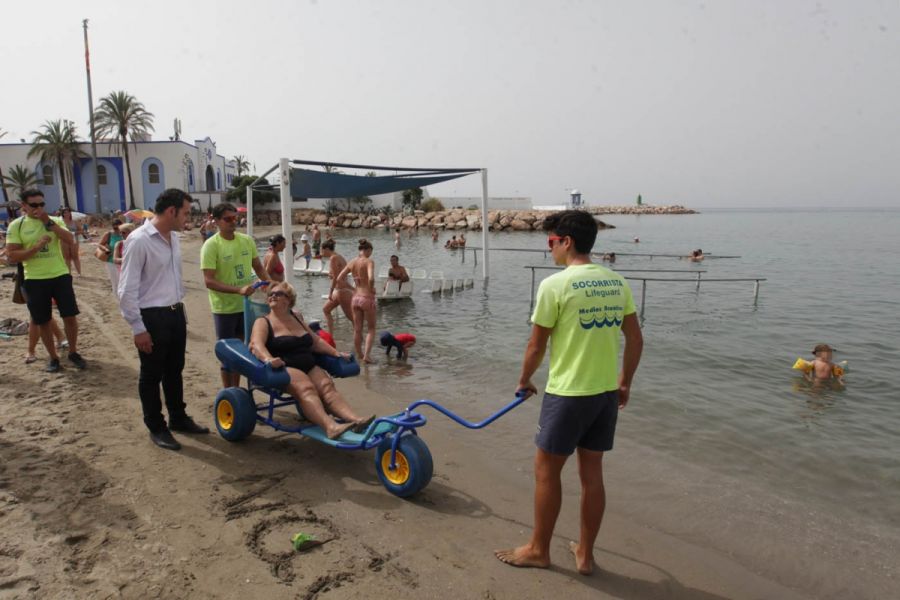 Imagen de la noticia Las tres playas adaptadas cuentan ya con una sill…