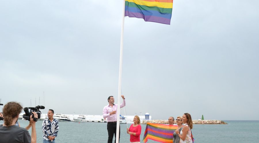 Marbella se suma a la celebración del Día del Orgullo LGTBI con la izada de la bandera arco iris en la playa de El Faro y diversos actos institucionales