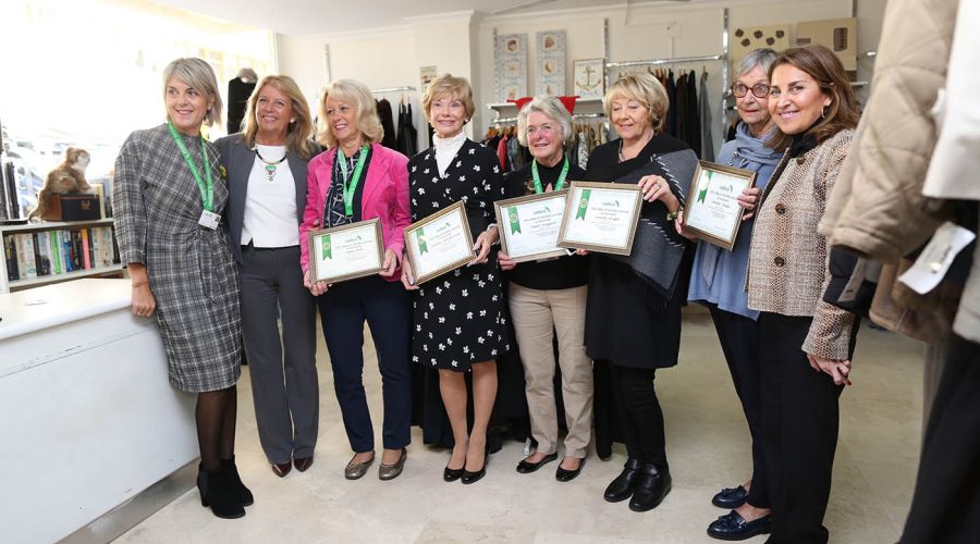 El Ayuntamiento reconoce la labor “solidaria y desinteresada de las voluntarias de la tienda de Cudeca en Marbella”