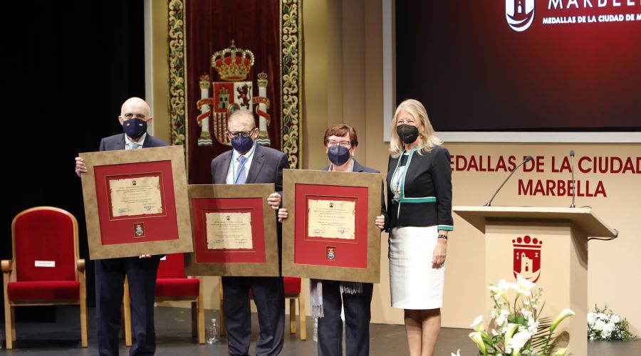 Marbella entrega las Medallas de la Ciudad a las instituciones Bancosol e Hijas de María Auxiliadora y al doctor Antonio Díaz Aroca por su humanidad y vocación de servicio público
