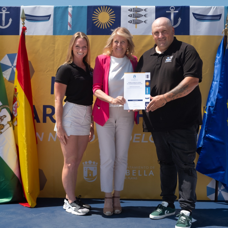 Marbella da un paso histórico en la modernización de los servicios de playa con la regularización de las concesiones de hamacas en todo el litoral