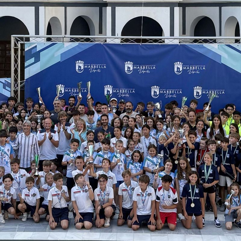 El Ayuntamiento reconoce la participación de cerca de 2.500 escolares de la ciudad en las ligas deportivas locales