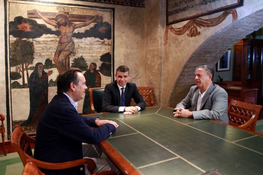 Imagen de la noticia El alcalde recibe en el Ayuntamiento al expreside…