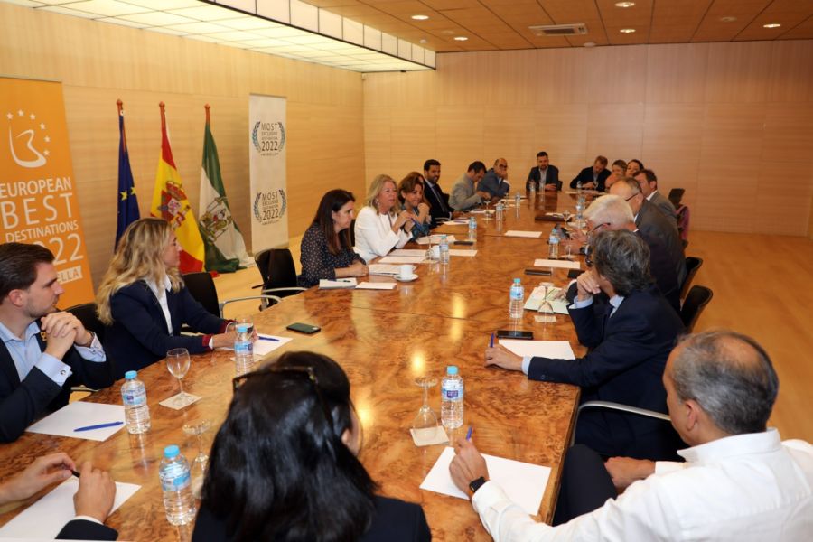 Imagen de la noticia El Ayuntamiento mantiene una reunión con los hote…
