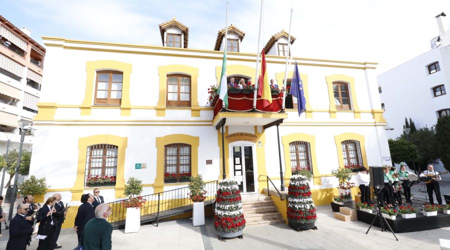 El Ayuntamiento conmemora el Día de Andalucía con la tradicional izada de banderas en la Tenencia de Alcaldía de San Pedro Alcántara