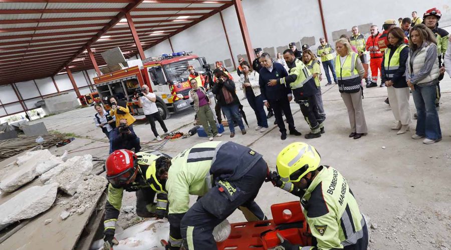 La alcaldesa resalta la coordinación entre los efectivos que han participado en el simulacro de terremoto y subraya la importancia de la prueba “para mejorar la respuesta ante posibles catástrofes”