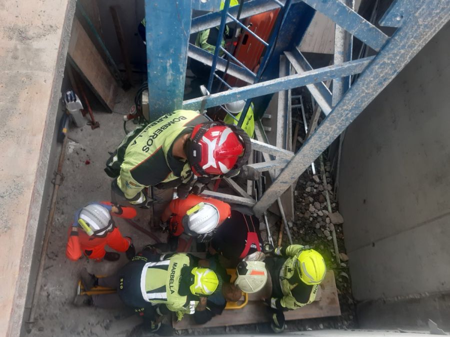 Imagen de la noticia Bomberos rescatan a un trabajador que se había ca…