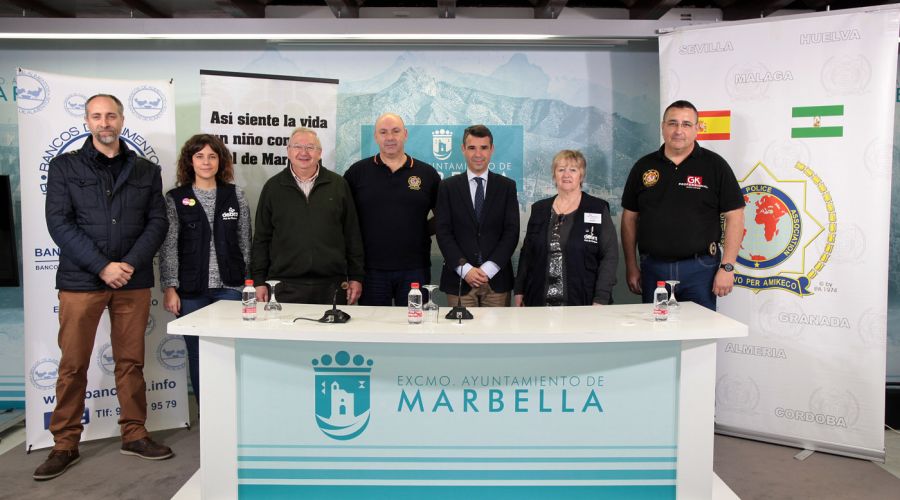 El alcalde respalda la labor solidaria de la Asociación Internacional de Policía por su campaña de recogida de alimentos y ropa para Bancosol y Debra