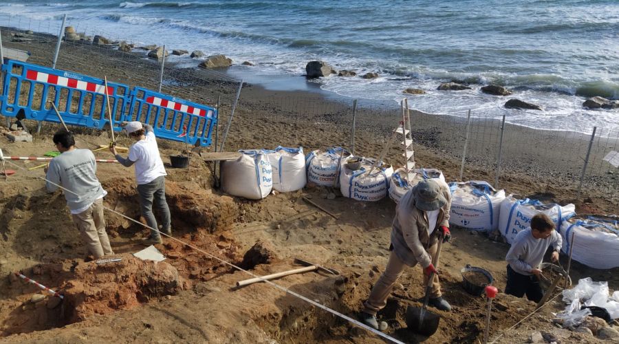 Los trabajos en los restos arqueológicos del yacimiento de las Dunas revelan la existencia de una instalación alfarera de la época tardorromana donde se fabricaban ánforas y material de construcción