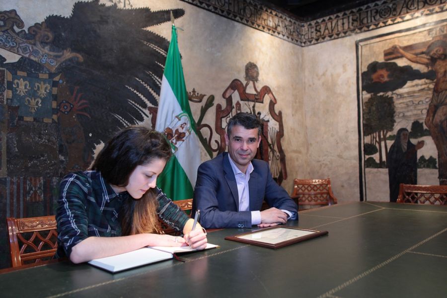 Imagen de la noticia El alcalde felicita a Raquel García por su premio…