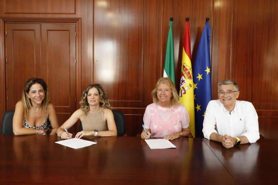 Imagen de la noticia La alcaldesa firma la renovación de tres convenio…
