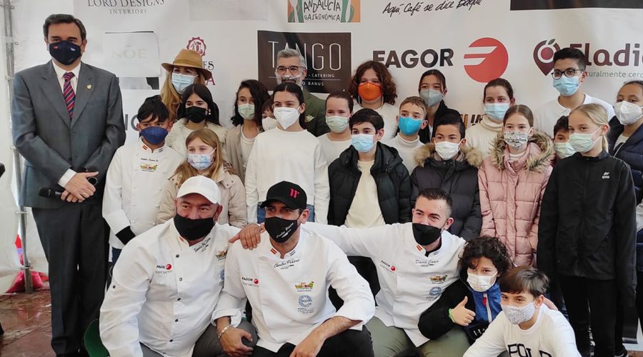 Una veintena de alumnos de 5º y 6º de Primaria de la ciudad participa en el evento ‘Chef Junior Marbella’ que arranca en la plaza del Mercado central