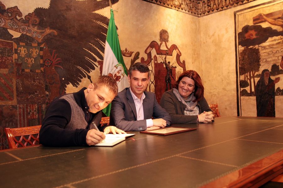 Imagen de la noticia El alcalde recibe en el Ayuntamiento al deportist…