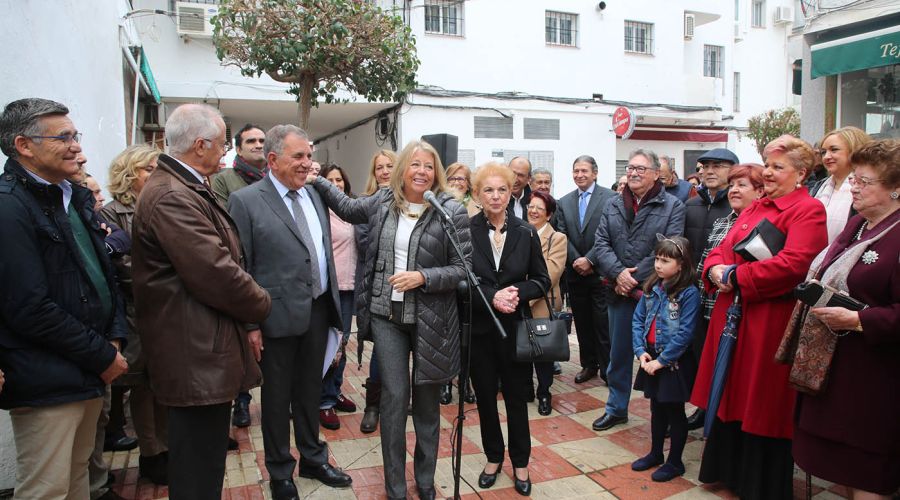 La alcaldesa destaca “la trayectoria personal y profesional” de Paco Cerván en la inauguración de la calle con su nombre