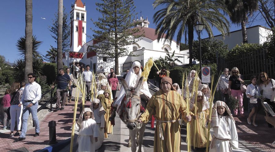 La alcaldesa acompaña a la procesión de la Pollinica en San Pedro Alcántara y en Marbella y asiste a la Pollinica viviente de Nueva Andalucía