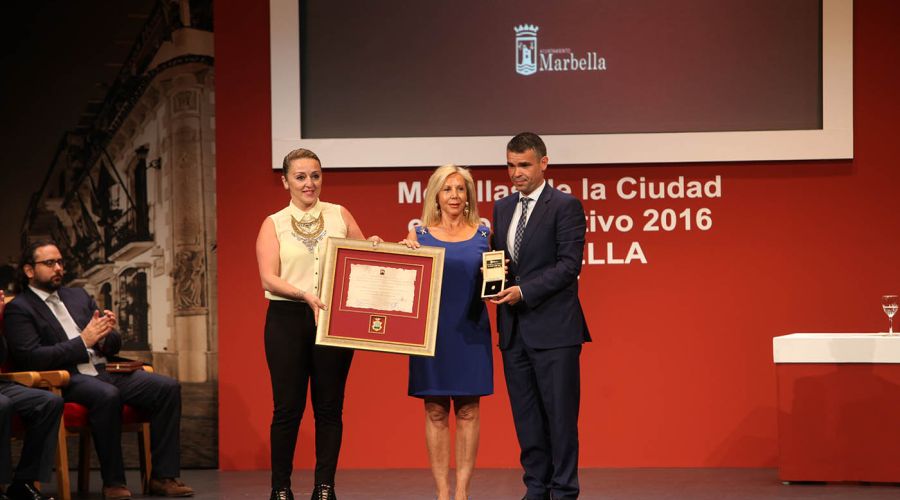 El Ayuntamiento entrega la Medalla de la Ciudad a los bomberos, Starlite, Sánchez Cantos y Vicente Espona y el título de Hijo Adoptivo a Carlos Posac