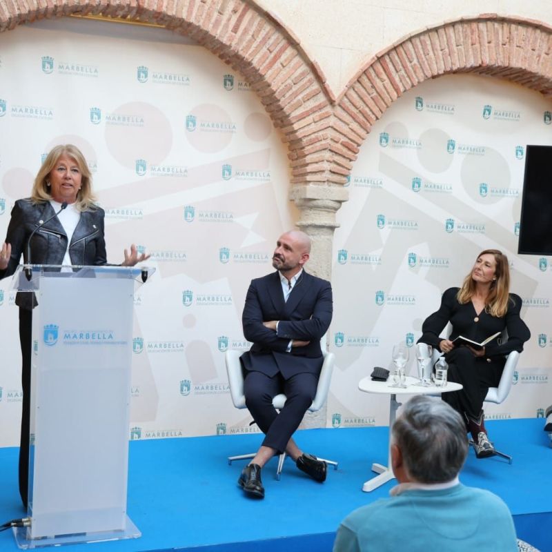 La alcaldesa respalda al escritor Jaime de los Santos en la presentación de su libro 'El Evangelio según Caravaggio'