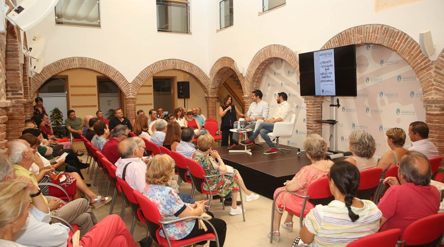 ‘Marpoética’ arranca con una “brillante, inteligente y valiente” intervención de los poetas Joaquín Pérez Azaústre y Antonio Lucas