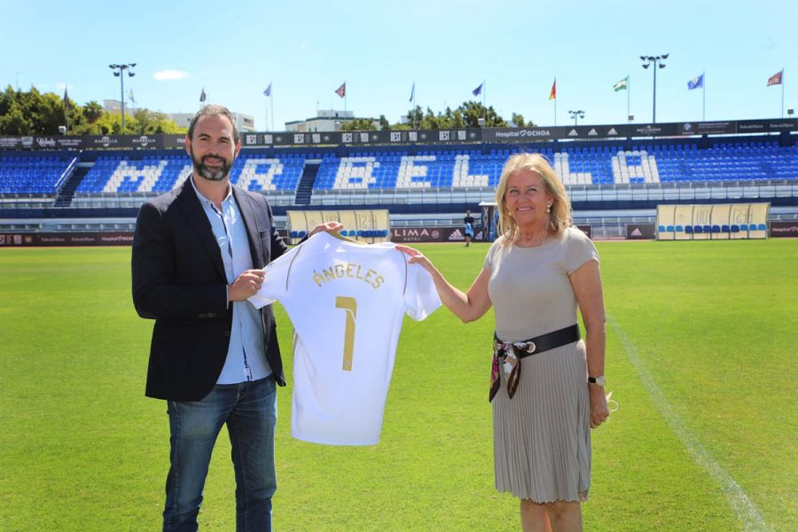Imagen de la noticia La alcaldesa recibe la camiseta del Marbella FC y…