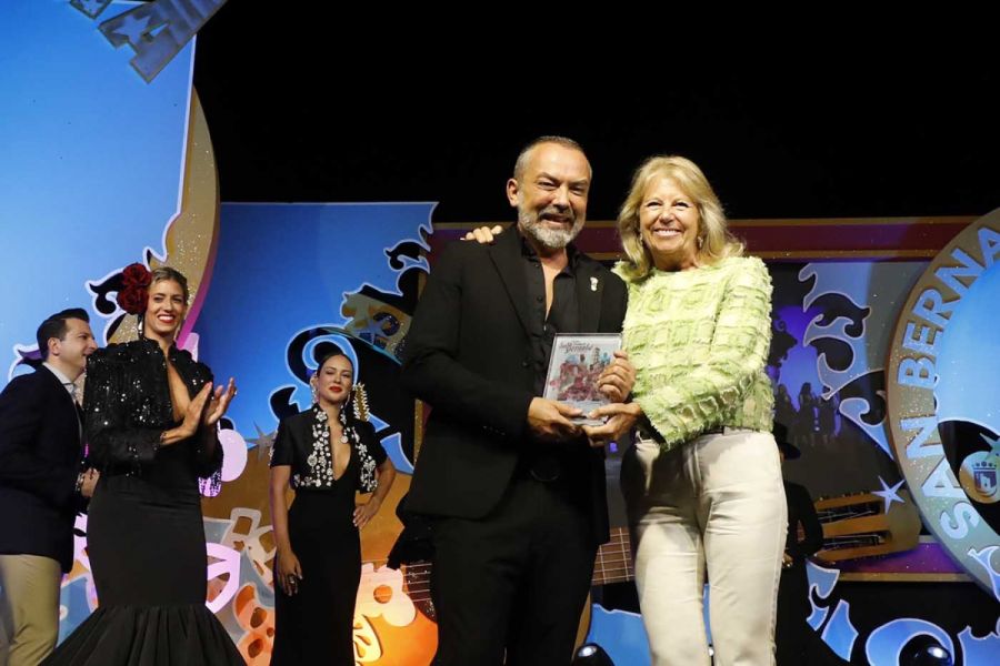Imagen de la noticia El diseñador F de Frank hace un recorrido por la…