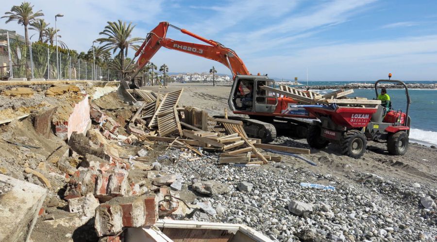 El Ayuntamiento demuele el muro del tramo del paseo marítimo de Marbella comprendido entre la urbanización Malibú y el Hotel Guadalpín Banús