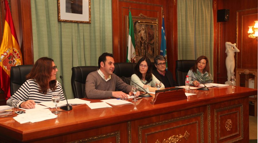 El Ayuntamiento traslada a los colectivos vecinales sus avances en materia de transparencia y urbanismo