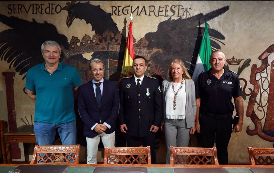 Imagen de la noticia La alcaldesa recibe al policía local de Marbella…