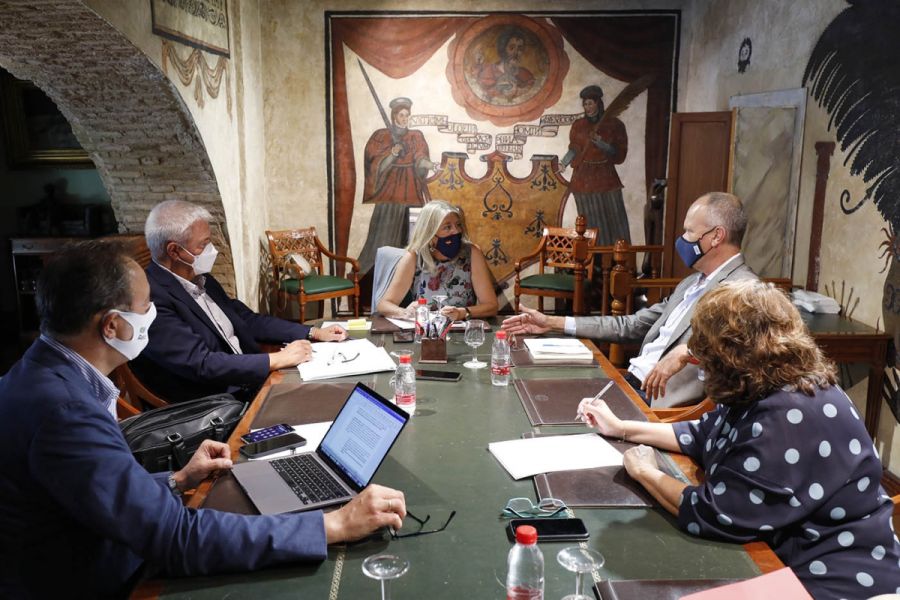 Imagen de la noticia El Ayuntamiento y Aehcos abordan asuntos de inter…