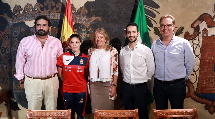 La alcaldesa recibe a la karateka marbellí Sabrina Medero