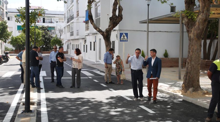 La calle Reino de Aragón estrena infraestructuras, doble sentido de circulación y una estancia de aprovechamiento peatonal tras las obras de remodelación integral