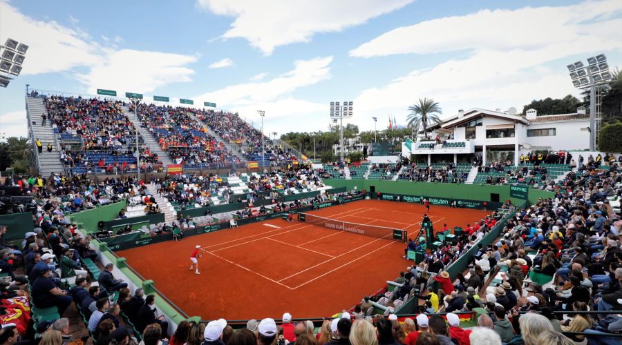 La alcaldesa subraya en la primera jornada de la eliminatoria de la Qualifier de Copa Davis “la importancia para Marbella de este gran evento deportivo y turístico”, que ha agotado la venta de localidades