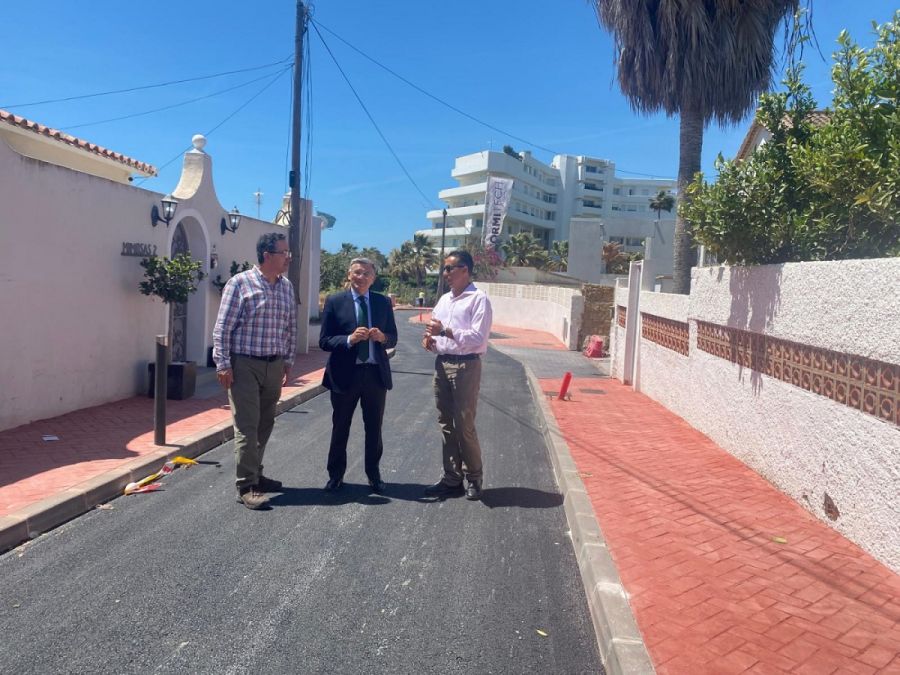 Imagen de la noticia El Ayuntamiento moderniza la calle Chopos con nue…