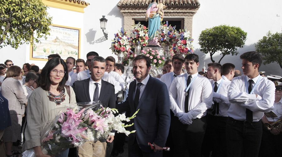 El alcalde asiste a la procesión de María Auxiliadora