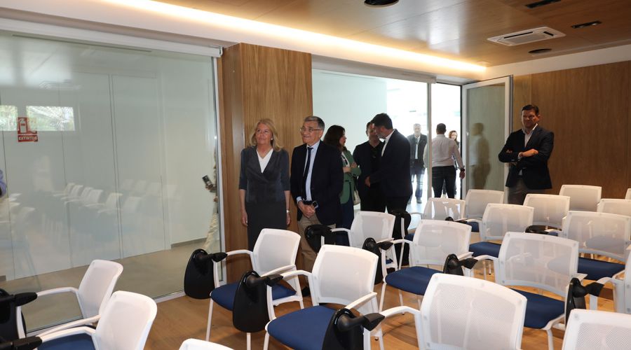 San Pedro Alcántara estrena una nueva oficina de Turismo de 300 metros cuadrados y un moderno diseño junto al Bulevar