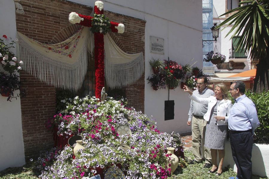 Imagen de la noticia La alcaldesa visita las Cruces de Mayo del Centro…