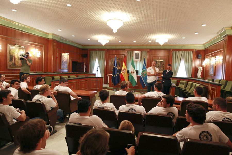 Imagen de la noticia El alcalde felicita a los miembros del Trocadero…