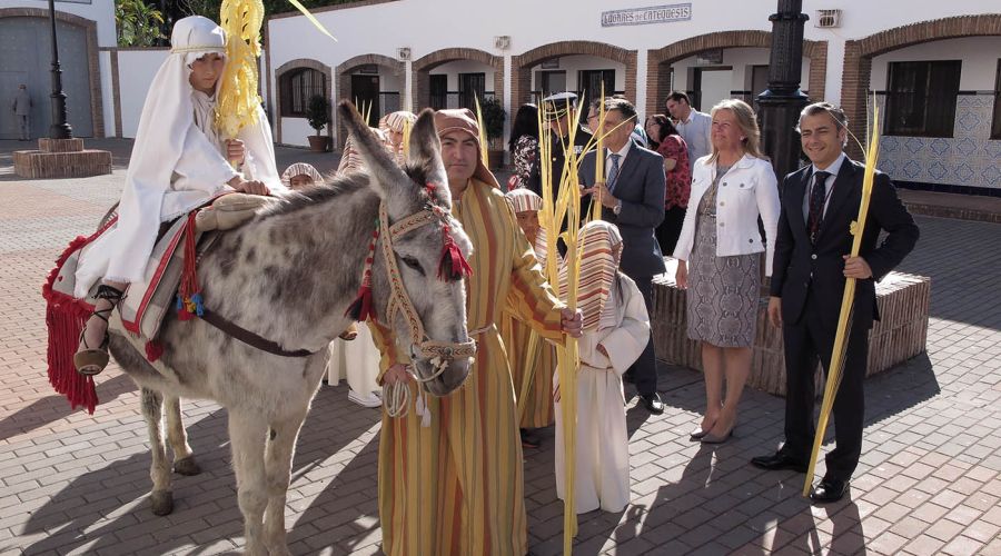 La alcaldesa acompaña a la procesión de la Pollinica en San Pedro Alcántara y en Marbella y asiste a la Pollinica viviente de Nueva Andalucía