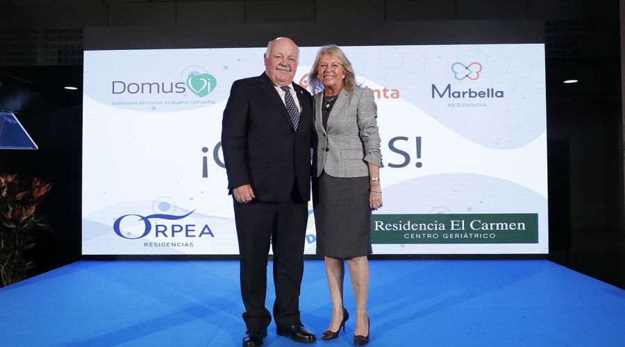 Las residencias de mayores del municipio otorgan un reconocimiento a la alcaldesa y al exconsejero de Salud en agradecimiento por su gestión durante la pandemia