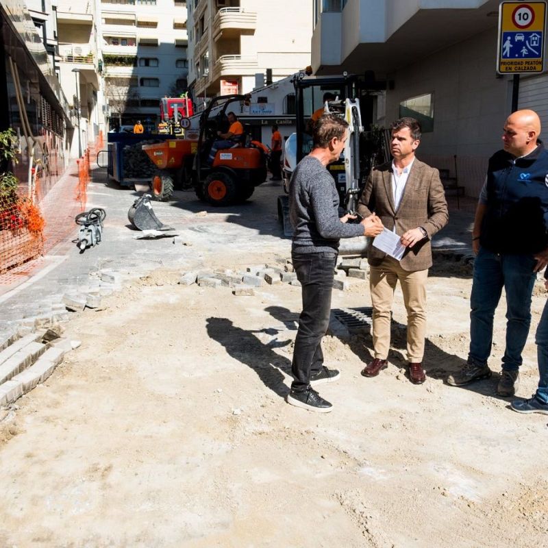 El Ayuntamiento renueva el pavimento de la calle Padre José Vera con una solución más resistente con el fin de mantener su estética tradicional