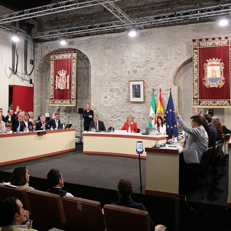 El Ayuntamiento reclama al Gobierno central inversiones urgentes para las playas de la ciudad y medidas inmediatas ante el colapso ferroviario y su grave impacto económico y turístico