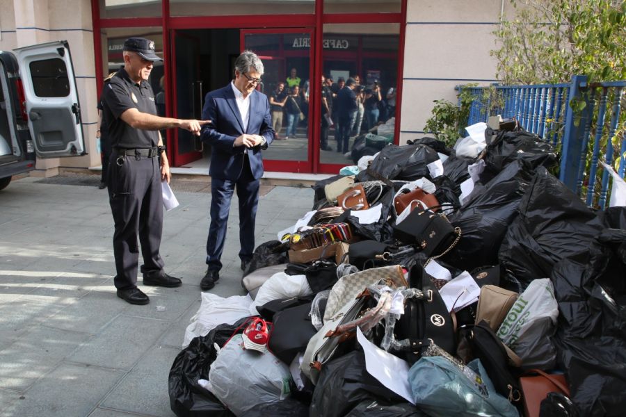 Imagen de la noticia La Policía Local destruye 1.600 artículos falsifi…
