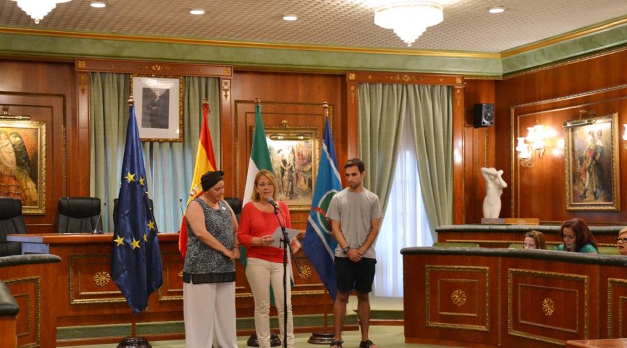 Marbella se suma a la celebración del Día del Orgullo LGTBI con la izada de la bandera arco iris en la playa de El Faro y diversos actos institucionales