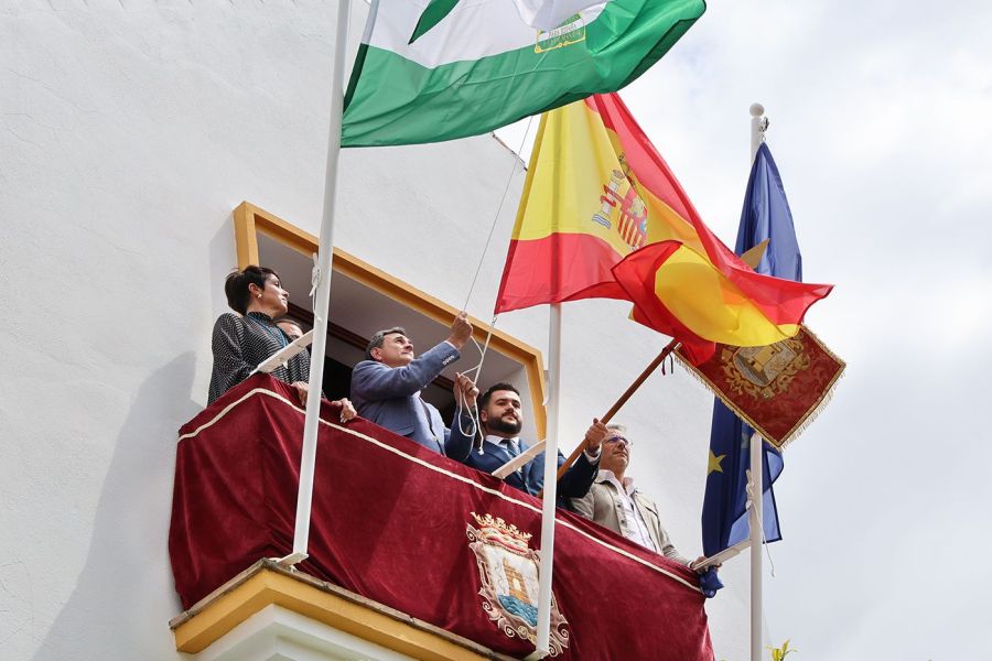 Imagen de la noticia El Pendón de Marbella luce en la delegación de Fi…