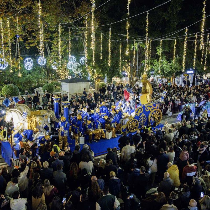 Los Reyes Magos inundan las calles de ilusión durante un recorrido multitudinario por el término municipal con una treintena de carrozas