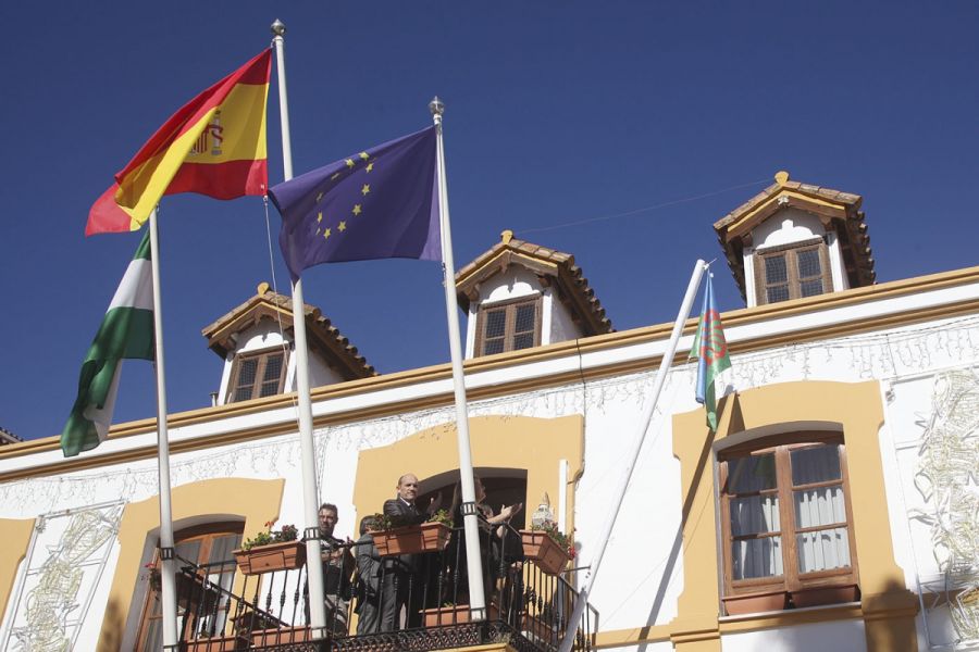 Imagen de la noticia Izada de la bandera gitana en la Tenencia de Alca…