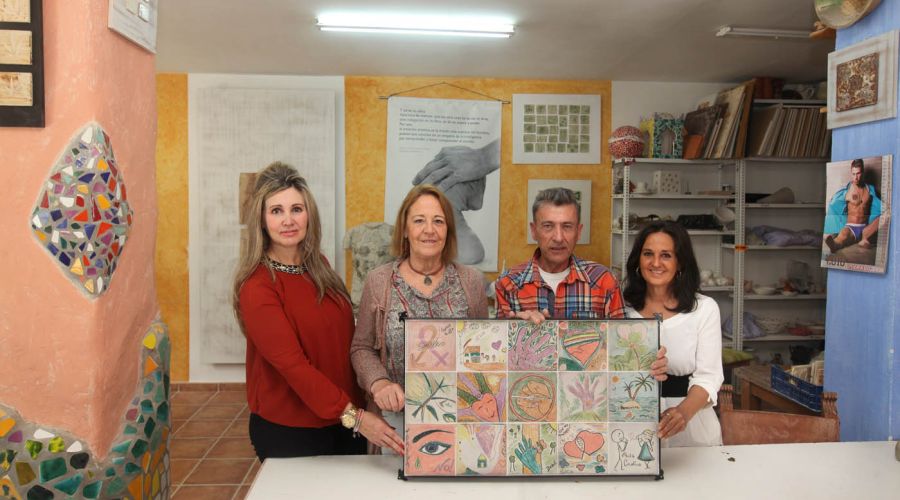 Igualdad recibe un mural cerámico del Aula Creativa de Salvador Luna para concienciar sobre la violencia de género
