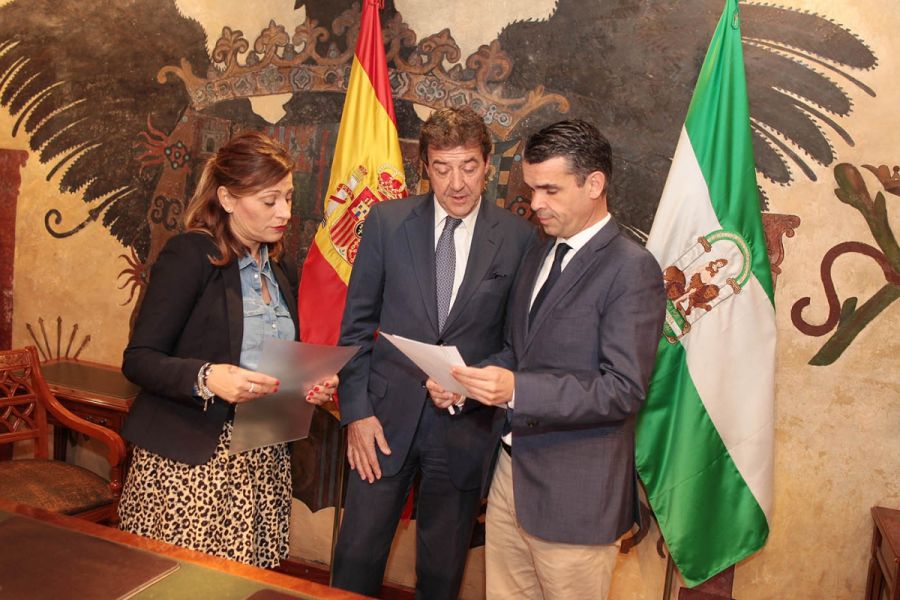 Imagen de la noticia El Ayuntamiento recibe el talón del Casino Marbel…