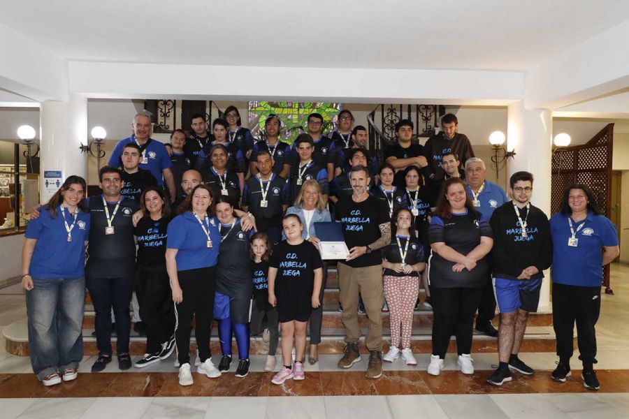 Imagen de la noticia La alcaldesa felicita al Club Marbella Juega de d…