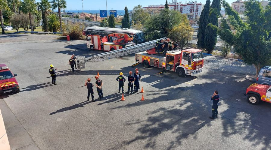 El Parque de Bomberos de Marbella acoge un curso formativo sobre el manejo de las autoescalas