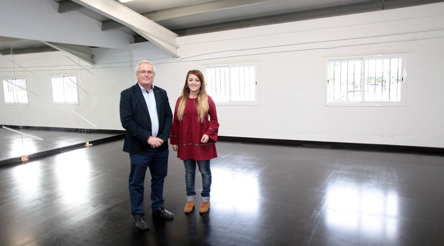 El teniente alcalde y la responsable de Educación de San Pedro Alcántara asisten al inicio de las clases de la Escuela Municipal de Música y Danza